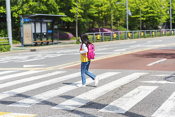 포토 JPG 주간 전신 여자 초등학생 어린이 한명 안전 야외 옆모습 걷기 한국인 횡단보도 등하교 조심 건너기 스쿨존 어린이보호구역 소녀한명만 국내포토 자연요소 1 학생 뷰포인트 모션 사람 동양인 보행로 보호구역 여자한명만 소녀만 파일형식