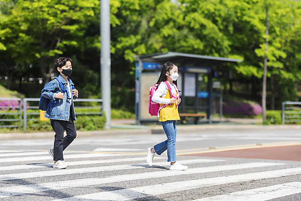 포토 JPG 주간 전신 여자 남자 초등학생 어린이 안전 야외 두명 옆모습 걷기 한국인 횡단보도 등하교 조심 건너기 스쿨존 어린이보호구역 어린이만 국내포토 자연요소 학생 뷰포인트 모션 사람 동양인 보행로 보호구역 파일형식