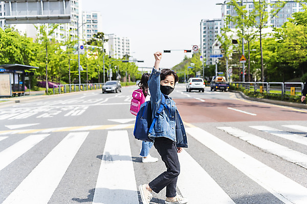 포토 JPG 주간 전신 여자 남자 초등학생 어린이 안전 야외 두명 옆모습 손들기 걷기 한국인 횡단보도 등하교 조심 건너기 스쿨존 어린이보호구역 어린이만 국내포토 자연요소 학생 뷰포인트 모션 사람 동양인 보행로 보호구역 파일형식