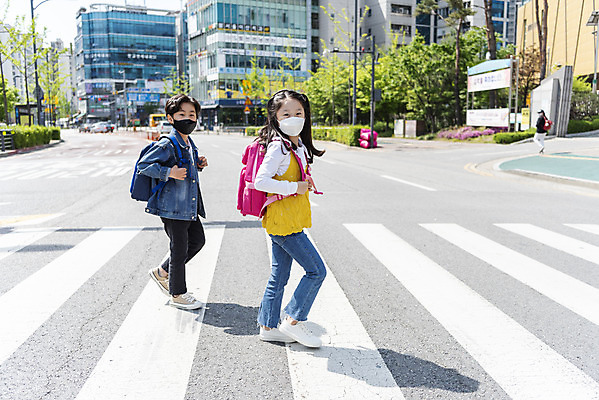 포토 JPG 주간 전신 여자 남자 초등학생 어린이 안전 야외 두명 옆모습 걷기 한국인 횡단보도 등하교 조심 건너기 스쿨존 어린이보호구역 어린이만 국내포토 자연요소 학생 뷰포인트 모션 사람 동양인 보행로 보호구역 파일형식