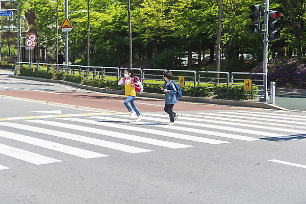 포토 JPG 주간 전신 여자 남자 초등학생 어린이 안전 야외 두명 옆모습 달리기 한국인 횡단보도 등하교 조심 건너기 스쿨존 어린이보호구역 어린이만 국내포토 자연요소 학생 뷰포인트 모션 사람 동양인 보행로 보호구역 파일형식