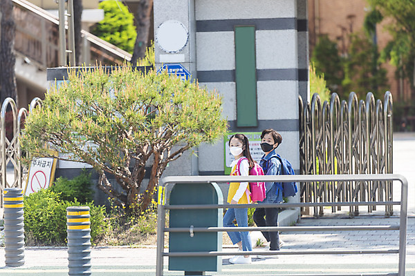 포토 JPG 주간 전신 여자 남자 초등학생 어린이 안전 야외 두명 옆모습 걷기 한국인 횡단보도 등하교 조심 스쿨존 어린이보호구역 어린이만 국내포토 자연요소 학생 뷰포인트 모션 사람 동양인 보행로 보호구역 파일형식