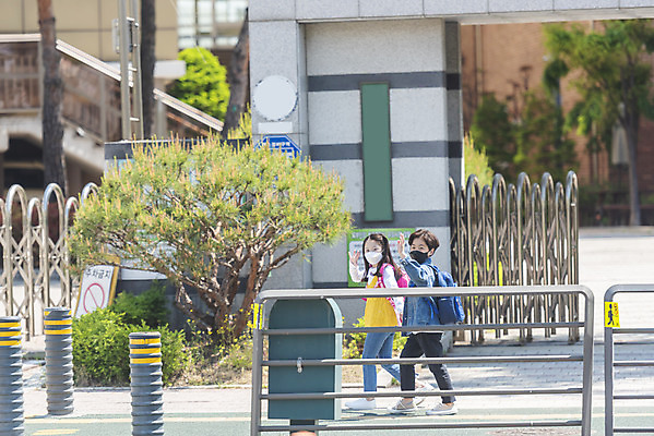 포토 JPG 주간 전신 여자 남자 초등학생 어린이 안전 야외 두명 옆모습 걷기 한국인 횡단보도 등하교 손인사 조심 스쿨존 어린이보호구역 어린이만 국내포토 자연요소 학생 뷰포인트 모션 사람 동양인 인사 보행로 보호구역 파일형식
