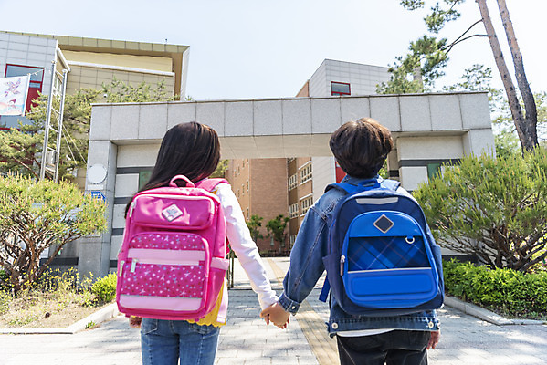 포토 JPG 주간 여자 남자 초등학생 어린이 서기 안전 상반신 야외 두명 뒷모습 손잡기 한국인 횡단보도 등하교 조심 스쿨존 어린이보호구역 어린이만 국내포토 자연요소 학생 뷰포인트 모션 사람 동양인 보행로 보호구역 파일형식