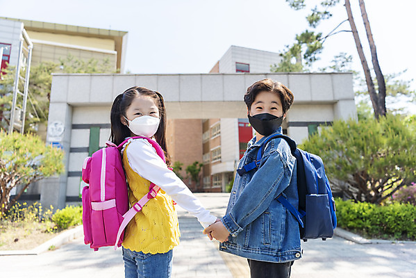 포토 JPG 주간 여자 남자 초등학생 어린이 서기 안전 상반신 야외 두명 뒷모습 손잡기 한국인 뒤돌아보기 횡단보도 등하교 조심 스쿨존 어린이보호구역 어린이만 국내포토 자연요소 학생 뷰포인트 모션 사람 동양인 보행로 보호구역 파일형식
