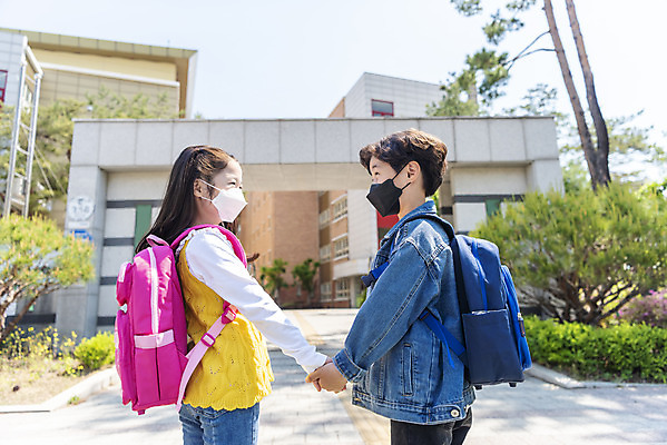 포토 JPG 주간 여자 남자 초등학생 어린이 서기 안전 상반신 야외 두명 옆모습 마주보기 손잡기 한국인 횡단보도 등하교 조심 스쿨존 어린이보호구역 어린이만 국내포토 자연요소 학생 뷰포인트 모션 사람 동양인 보행로 보호구역 파일형식