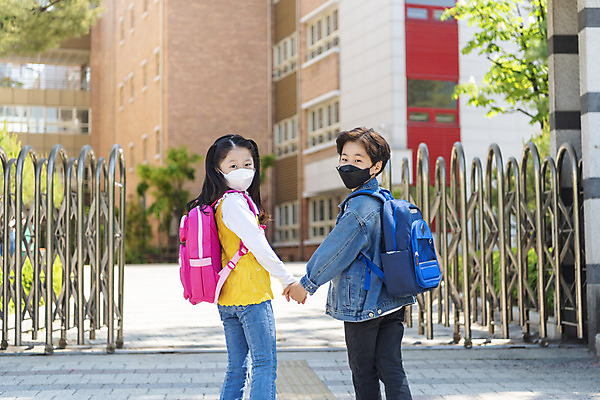 포토 JPG 주간 여자 남자 초등학생 어린이 서기 안전 상반신 야외 두명 뒷모습 손잡기 한국인 뒤돌아보기 횡단보도 등하교 조심 스쿨존 어린이보호구역 어린이만 국내포토 자연요소 학생 뷰포인트 모션 사람 동양인 보행로 보호구역 파일형식