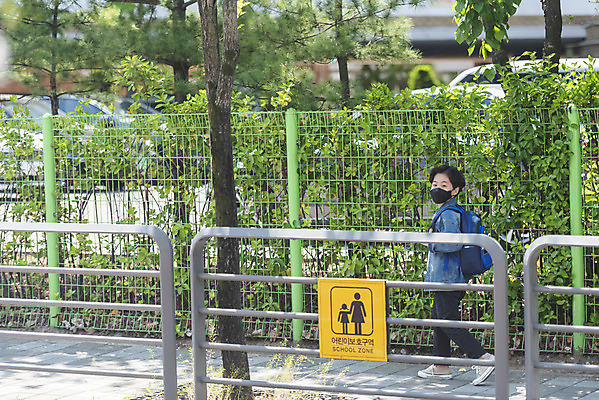 포토 JPG 주간 전신 남자 초등학생 어린이 한명 안전 야외 옆모습 걷기 한국인 표지판 횡단보도 등하교 조심 스쿨존 어린이보호구역 소년한명만 국내포토 자연요소 1 학생 뷰포인트 모션 알림판 사람 동양인 보행로 보호구역 남자한명만 소년만 파일형식