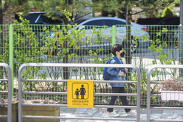 포토 JPG 주간 전신 남자 초등학생 어린이 한명 안전 야외 옆모습 걷기 한국인 표지판 횡단보도 등하교 조심 스쿨존 어린이보호구역 소년한명만 국내포토 자연요소 1 학생 뷰포인트 모션 알림판 사람 동양인 보행로 보호구역 남자한명만 소년만 파일형식