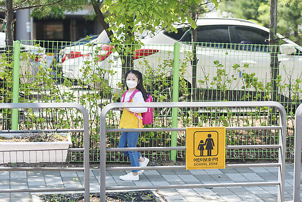 포토 JPG 주간 전신 여자 초등학생 어린이 한명 안전 야외 옆모습 걷기 한국인 표지판 횡단보도 등하교 조심 스쿨존 어린이보호구역 소녀한명만 국내포토 자연요소 1 학생 뷰포인트 모션 알림판 사람 동양인 보행로 보호구역 여자한명만 소녀만 파일형식