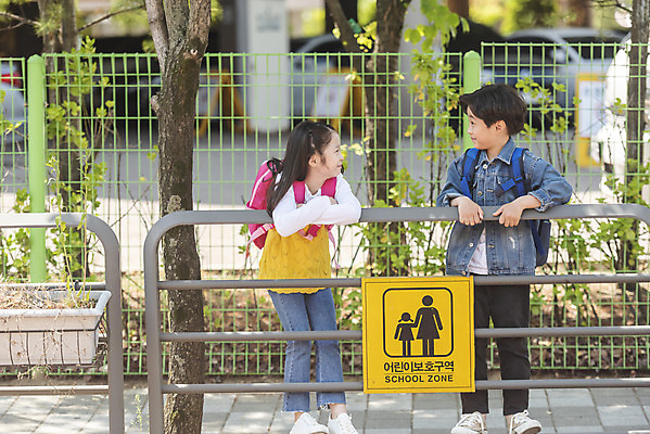 포토 JPG 주간 전신 여자 남자 초등학생 어린이 서기 미소 안전 야외 두명 앞모습 마주보기 한국인 표지판 횡단보도 등하교 조심 스쿨존 어린이보호구역 어린이만 국내포토 자연요소 학생 뷰포인트 모션 알림판 표정 사람 동양인 보행로 보호구역 파일형식