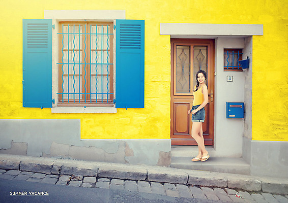 전신 PSD 편집이미지 여자 한명 서기 미소 사람 20대 성인 건물 옆모습 여름 여름휴가 바캉스 노란색 문 한국인 이국적 성인여자한명만 이미지편집 1 건축물 계절 뷰포인트 컬러 모션 휴가 표정 동양인 청년 여자한명만 성인여자만 파일형식 여름_계절