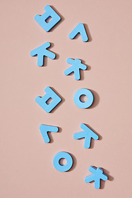 포토 JPG 스튜디오촬영 모양 문자 교육 프레임 실내 한글 사람없음 하이앵글 블록 한글교육 언어교육 자음 플랫레이 분홍색배경 국내포토 뷰포인트 분홍색 백그라운드 내부 플랫 파일형식