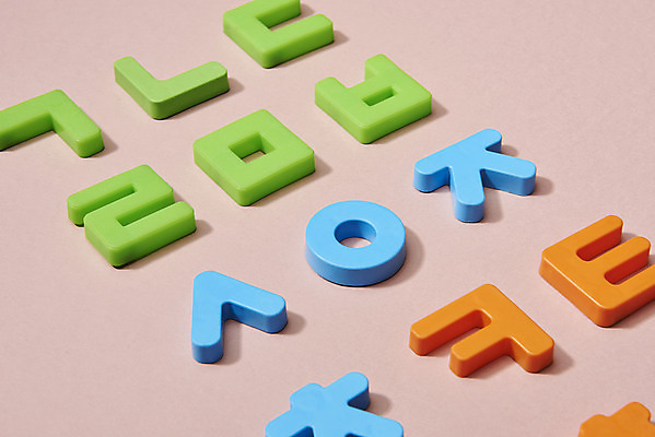 포토 JPG 스튜디오촬영 모양 문자 교육 프레임 실내 한글 사람없음 블록 미니어처 한글교육 언어교육 자음 분홍색배경 국내포토 분홍색 백그라운드 내부 모형 파일형식