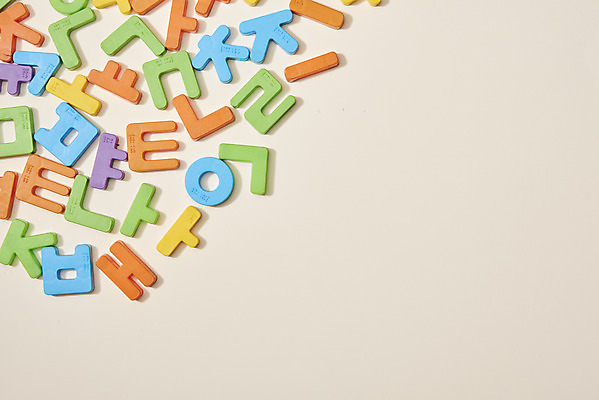 포토 JPG 스튜디오촬영 모양 문자 교육 프레임 실내 한글 사람없음 하이앵글 블록 미니어처 한글교육 언어교육 자음 베이지색배경 플랫레이 국내포토 뷰포인트 백그라운드 내부 모형 플랫 베이지색 파일형식