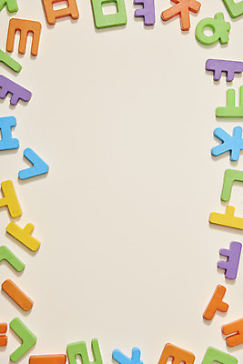 포토 JPG 스튜디오촬영 모양 문자 교육 프레임 실내 한글 사람없음 하이앵글 블록 미니어처 한글교육 언어교육 자음 베이지색배경 플랫레이 국내포토 뷰포인트 백그라운드 내부 모형 플랫 베이지색 파일형식