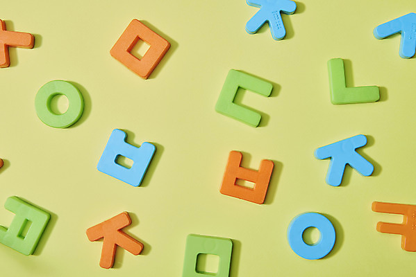 포토 JPG 스튜디오촬영 모양 문자 교육 실내 한글 사람없음 하이앵글 블록 한글교육 언어교육 자음 플랫레이 초록배경 국내포토 뷰포인트 백그라운드 내부 초록색 플랫 파일형식