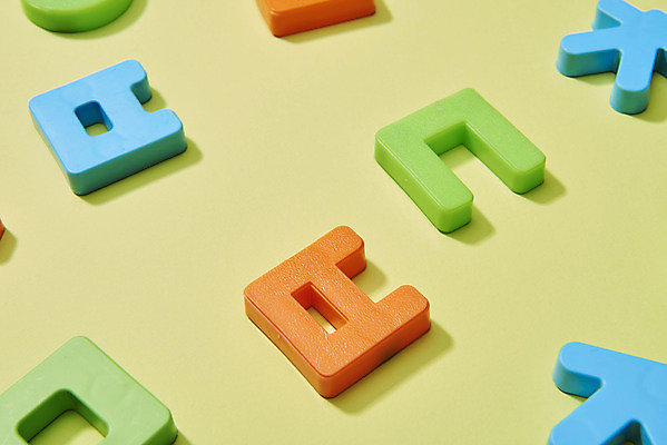 포토 JPG 스튜디오촬영 모양 문자 교육 실내 한글 사람없음 하이앵글 블록 한글교육 언어교육 자음 초록배경 국내포토 뷰포인트 백그라운드 내부 초록색 파일형식