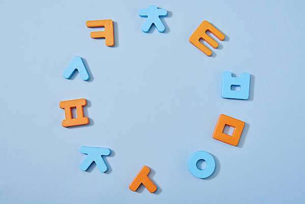 포토 JPG 스튜디오촬영 모양 문자 교육 프레임 실내 한글 사람없음 하이앵글 블록 원형 한글교육 파란배경 언어교육 자음 플랫레이 국내포토 도형 뷰포인트 백그라운드 내부 파란색 플랫 파일형식