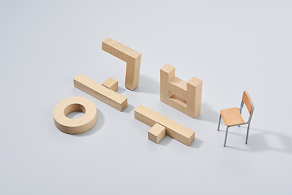 포토 JPG 스튜디오촬영 모양 문자 교육 의자 학교 실내 한글 사람없음 단어 블록 미니어처 흰배경 한글교육 언어교육 국내포토 가구 백그라운드 내부 모형 흰색 파일형식