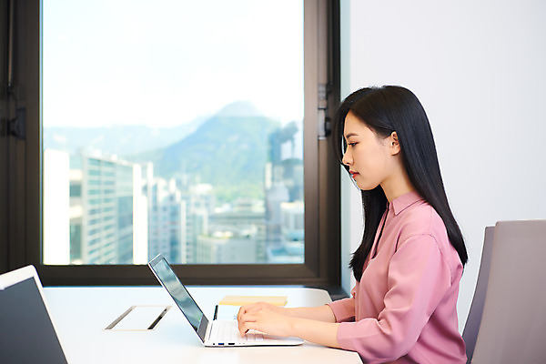 포토 JPG 여자 회사 비즈니스 협력 직장 실내 한명 앉기 상반신 20대 성인 옆모습 비즈니스라이프 노트북 사무실 한국인 업무 비즈니스우먼 회의실 문서 창업 성인여자한명만 국내포토 1 라이프스타일 뷰포인트 모션 사람 동양인 청년 내부 전자제품 작업 직장인 자영업 여자한명만 성인여자만 파일형식