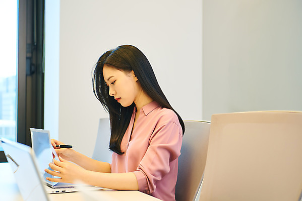 포토 JPG 여자 회사 비즈니스 협력 직장 실내 한명 앉기 상반신 20대 성인 옆모습 비즈니스라이프 노트북 사무실 한국인 업무 비즈니스우먼 회의실 문서 창업 성인여자한명만 국내포토 1 라이프스타일 뷰포인트 모션 사람 동양인 청년 내부 전자제품 작업 직장인 자영업 여자한명만 성인여자만 파일형식