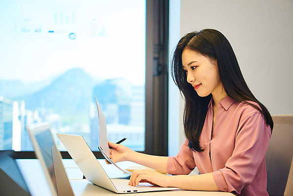 포토 JPG 여자 회사 비즈니스 협력 직장 실내 한명 앉기 상반신 20대 성인 옆모습 비즈니스라이프 노트북 사무실 한국인 업무 비즈니스우먼 회의실 문서 창업 성인여자한명만 국내포토 1 라이프스타일 뷰포인트 모션 사람 동양인 청년 내부 전자제품 작업 직장인 자영업 여자한명만 성인여자만 파일형식