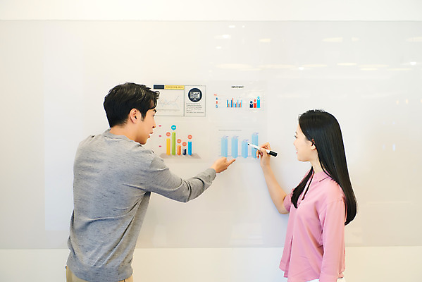 포토 JPG 여자 남자 회사 비즈니스 회의 그래프 협력 직장 실내 서기 상반신 20대 성인 옆모습 비즈니스라이프 사무실 한국인 업무 비즈니스맨 비즈니스우먼 회의실 문서 창업 성인만 국내포토 라이프스타일 뷰포인트 모션 사람 동양인 청년 내부 작업 직장인 자영업 파일형식