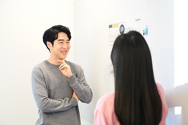 포토 JPG 여자 남자 회사 비즈니스 회의 협력 직장 실내 서기 웃음 상반신 20대 성인 앞모습 뒷모습 비즈니스라이프 사무실 한국인 업무 비즈니스맨 비즈니스우먼 회의실 문서 창업 성인만 국내포토 라이프스타일 뷰포인트 모션 표정 사람 동양인 청년 내부 작업 직장인 자영업 파일형식