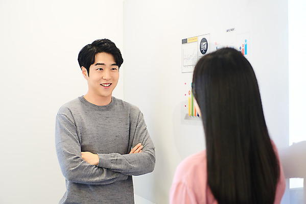 포토 JPG 여자 남자 회사 비즈니스 회의 협력 직장 실내 서기 웃음 상반신 20대 성인 앞모습 뒷모습 비즈니스라이프 사무실 마주보기 팔짱 한국인 업무 비즈니스맨 비즈니스우먼 회의실 문서 창업 성인만 국내포토 라이프스타일 뷰포인트 모션 표정 사람 동양인 청년 내부 작업 직장인 자영업 파일형식