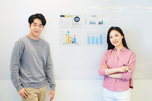 포토 JPG 여자 남자 회사 비즈니스 회의 협력 직장 실내 서기 미소 상반신 20대 성인 앞모습 비즈니스라이프 사무실 팔짱 한국인 업무 비즈니스맨 비즈니스우먼 회의실 문서 창업 성인만 국내포토 라이프스타일 뷰포인트 모션 표정 사람 동양인 청년 내부 작업 직장인 자영업 파일형식