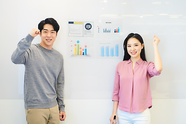 포토 JPG 여자 남자 회사 비즈니스 응원 회의 협력 직장 실내 서기 미소 상반신 20대 성인 앞모습 비즈니스라이프 사무실 파이팅 주먹 한국인 업무 비즈니스맨 비즈니스우먼 회의실 문서 창업 성인만 국내포토 라이프스타일 뷰포인트 모션 표정 사람 동양인 청년 내부 작업 직장인 자영업 파일형식