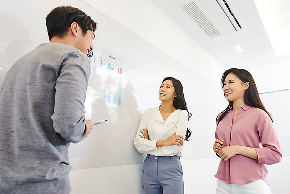 포토 JPG 여자 남자 로우앵글 회사 비즈니스 회의 협력 직장 실내 서기 웃음 상반신 20대 성인 앞모습 뒷모습 세명 비즈니스라이프 사무실 팔짱 한국인 업무 비즈니스맨 비즈니스우먼 회의실 문서 창업 성인만 국내포토 라이프스타일 뷰포인트 모션 표정 사람 동양인 청년 내부 작업 직장인 자영업 파일형식