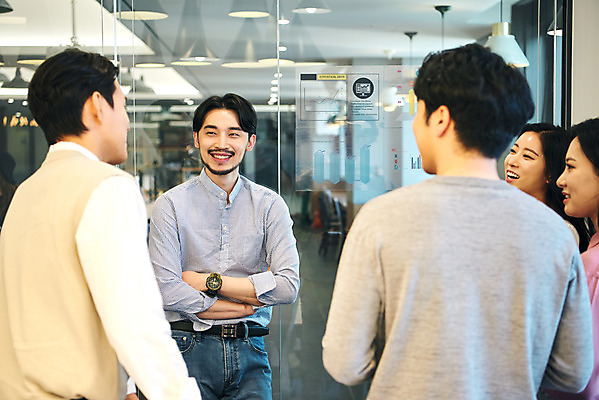 포토 JPG 여자 남자 회사 비즈니스 회의 협력 직장 실내 대화 서기 미소 여러명 상반신 20대 성인 앞모습 옆모습 뒷모습 30대 비즈니스라이프 사무실 팔짱 한국인 업무 비즈니스맨 비즈니스우먼 토론 회의실 리더 문서 창업 성인만 팀장 국내포토 라이프스타일 뷰포인트 다수 모션 표정 말하기 사람 동양인 청년 내부 작업 직장인 자영업 파일형식 직업 인종 생활