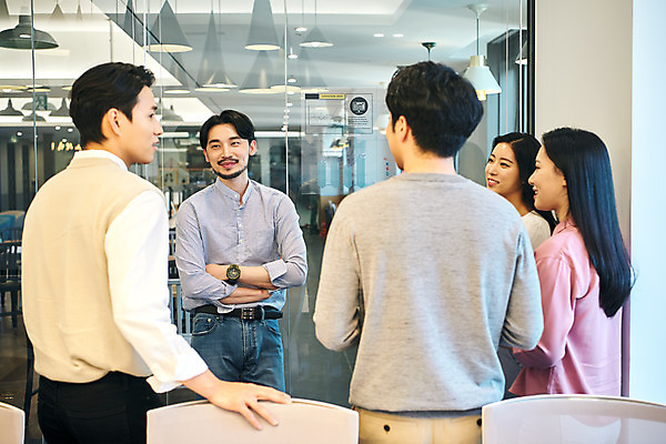 포토 JPG 여자 남자 회사 비즈니스 회의 협력 직장 실내 대화 서기 미소 여러명 상반신 20대 성인 앞모습 옆모습 뒷모습 30대 비즈니스라이프 사무실 팔짱 한국인 업무 비즈니스맨 비즈니스우먼 토론 회의실 리더 문서 창업 성인만 팀장 국내포토 라이프스타일 뷰포인트 다수 모션 표정 말하기 사람 동양인 청년 내부 장년 작업 직장인 자영업 파일형식