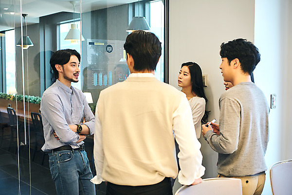 포토 JPG 여자 남자 회사 비즈니스 회의 협력 직장 실내 대화 서기 미소 여러명 상반신 20대 성인 앞모습 옆모습 뒷모습 30대 비즈니스라이프 사무실 팔짱 한국인 업무 비즈니스맨 비즈니스우먼 토론 회의실 리더 문서 창업 성인만 팀장 국내포토 라이프스타일 뷰포인트 다수 모션 표정 말하기 사람 동양인 청년 내부 장년 작업 직장인 자영업 파일형식