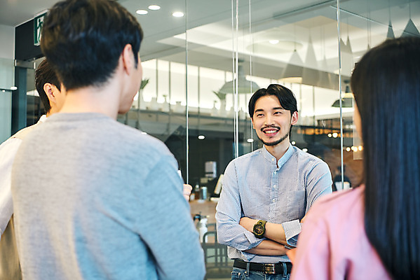 포토 JPG 여자 남자 회사 비즈니스 회의 협력 직장 실내 대화 서기 미소 여러명 상반신 20대 성인 앞모습 뒷모습 30대 비즈니스라이프 사무실 팔짱 한국인 업무 비즈니스맨 비즈니스우먼 토론 회의실 리더 문서 창업 성인만 팀장 국내포토 라이프스타일 뷰포인트 다수 모션 표정 말하기 사람 동양인 청년 내부 장년 작업 직장인 자영업 파일형식