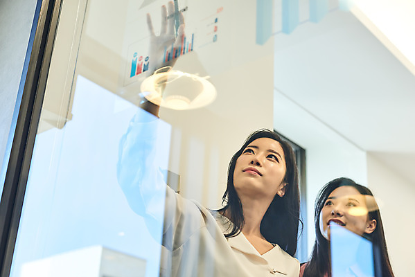 포토 JPG 응시 여자 로우앵글 회사 비즈니스 회의 협력 직장 실내 서기 상반신 20대 성인 두명 앞모습 비즈니스라이프 사무실 한국인 가리킴 업무 비즈니스우먼 토론 회의실 문서 창업 성인여자만 국내포토 라이프스타일 시선 뷰포인트 모션 사람 동양인 손짓 청년 내부 작업 직장인 자영업 여자만 성인만 파일형식