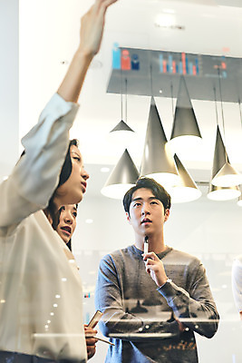 포토 JPG 응시 여자 남자 회사 비즈니스 회의 협력 직장 실내 서기 상반신 20대 성인 앞모습 옆모습 세명 비즈니스라이프 사무실 한국인 가리킴 업무 비즈니스맨 비즈니스우먼 토론 회의실 문서 창업 성인만 국내포토 라이프스타일 시선 뷰포인트 모션 사람 동양인 손짓 청년 내부 작업 직장인 자영업 파일형식