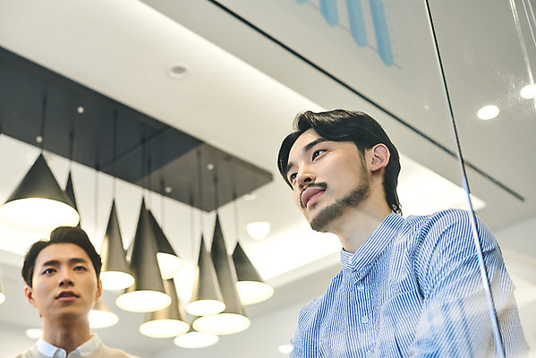 포토 JPG 응시 남자 로우앵글 회사 비즈니스 회의 협력 직장 실내 서기 상반신 20대 성인 두명 앞모습 옆모습 30대 비즈니스라이프 사무실 한국인 업무 비즈니스맨 토론 회의실 문서 창업 성인남자만 국내포토 라이프스타일 시선 뷰포인트 모션 사람 동양인 청년 내부 장년 작업 직장인 자영업 남자만 성인만 파일형식