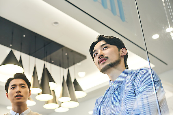 포토 JPG 응시 남자 로우앵글 회사 비즈니스 회의 협력 직장 실내 서기 상반신 20대 성인 두명 앞모습 옆모습 30대 비즈니스라이프 사무실 한국인 업무 비즈니스맨 토론 회의실 문서 창업 성인남자만 국내포토 라이프스타일 시선 뷰포인트 모션 사람 동양인 청년 내부 장년 작업 직장인 자영업 남자만 성인만 파일형식