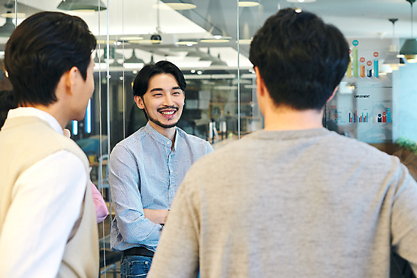 포토 JPG 남자 회사 비즈니스 회의 협력 직장 실내 대화 서기 미소 상반신 20대 성인 앞모습 옆모습 뒷모습 세명 30대 비즈니스라이프 사무실 한국인 업무 비즈니스맨 토론 회의실 문서 창업 성인남자만 국내포토 라이프스타일 뷰포인트 모션 표정 말하기 사람 동양인 청년 내부 장년 작업 직장인 자영업 남자만 성인만 파일형식 직업 인종 생활