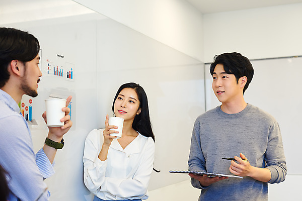 포토 JPG 여자 남자 커피 회사 비즈니스 회의 협력 직장 실내 서기 들기 상반신 20대 성인 앞모습 옆모습 세명 30대 비즈니스라이프 사무실 한국인 업무 비즈니스맨 비즈니스우먼 토론 회의실 문서 창업 성인만 국내포토 라이프스타일 음료 뷰포인트 모션 사람 동양인 청년 내부 장년 작업 직장인 자영업 파일형식