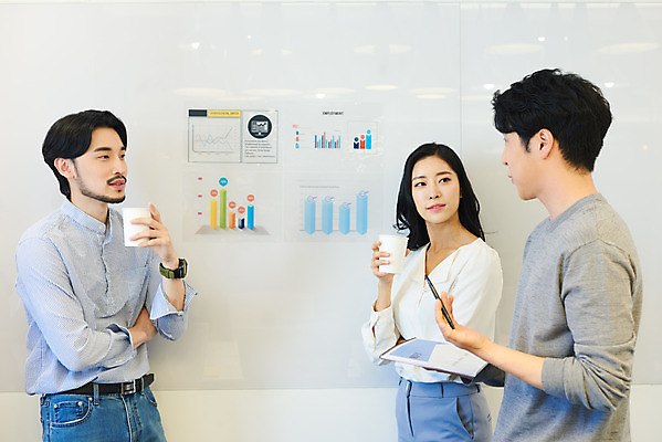 포토 JPG 여자 남자 커피 회사 비즈니스 회의 협력 직장 실내 서기 들기 상반신 20대 성인 옆모습 세명 30대 비즈니스라이프 사무실 한국인 업무 비즈니스맨 비즈니스우먼 토론 회의실 문서 창업 성인만 국내포토 라이프스타일 음료 뷰포인트 모션 사람 동양인 청년 내부 장년 작업 직장인 자영업 파일형식