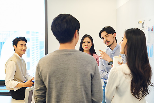 포토 JPG 여자 남자 회사 비즈니스 회의 협력 직장 실내 서기 들기 여러명 상반신 20대 성인 앞모습 옆모습 뒷모습 30대 비즈니스라이프 사무실 한국인 업무 비즈니스맨 비즈니스우먼 토론 회의실 리더 문서 창업 성인만 팀장 국내포토 라이프스타일 뷰포인트 다수 모션 사람 동양인 청년 내부 장년 작업 직장인 자영업 파일형식
