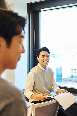 포토 JPG 남자 회사 비즈니스 회의 협력 직장 실내 서기 미소 들기 상반신 20대 성인 두명 옆모습 아웃포커스 비즈니스라이프 사무실 한국인 업무 비즈니스맨 토론 회의실 문서 창업 성인남자만 국내포토 라이프스타일 뷰포인트 모션 촬영기법 표정 사람 동양인 청년 내부 작업 직장인 자영업 남자만 성인만 파일형식