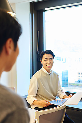 포토 JPG 남자 회사 비즈니스 회의 협력 직장 실내 서기 미소 들기 상반신 20대 성인 두명 옆모습 아웃포커스 비즈니스라이프 사무실 한국인 업무 비즈니스맨 토론 회의실 문서 창업 성인남자만 국내포토 라이프스타일 뷰포인트 모션 촬영기법 표정 사람 동양인 청년 내부 작업 직장인 자영업 남자만 성인만 파일형식