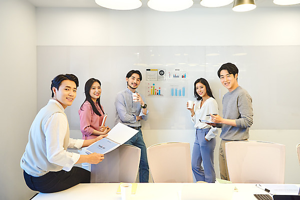 포토 JPG 여자 남자 커피 회사 비즈니스 회의 협력 직장 실내 서기 들기 여러명 상반신 20대 성인 옆모습 30대 비즈니스라이프 사무실 한국인 업무 비즈니스맨 비즈니스우먼 토론 회의실 문서 창업 성인만 국내포토 라이프스타일 음료 뷰포인트 다수 모션 사람 동양인 청년 내부 장년 작업 직장인 자영업 파일형식