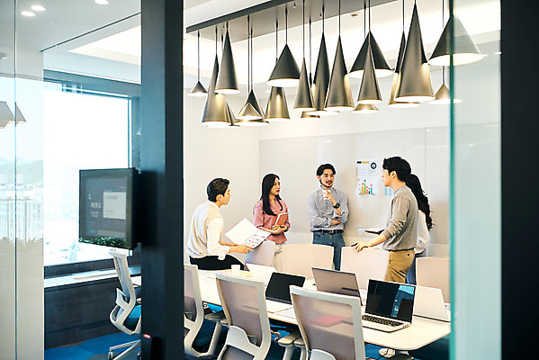 포토 JPG 여자 남자 회사 비즈니스 회의 협력 직장 실내 서기 여러명 상반신 20대 성인 옆모습 30대 비즈니스라이프 노트북 사무실 한국인 업무 비즈니스맨 비즈니스우먼 토론 회의실 문서 창업 성인만 국내포토 라이프스타일 뷰포인트 다수 모션 사람 동양인 청년 내부 장년 전자제품 작업 직장인 자영업 파일형식