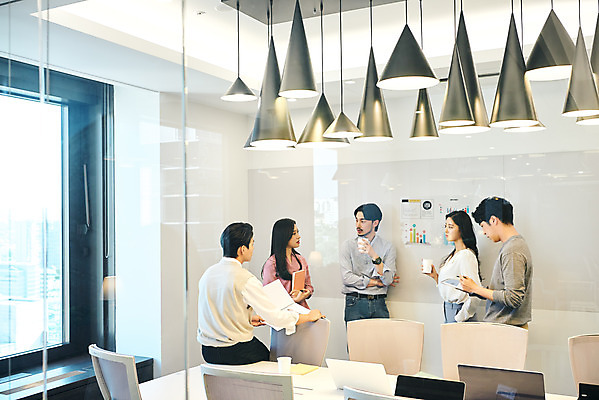 포토 JPG 여자 남자 회사 비즈니스 회의 협력 직장 실내 서기 여러명 상반신 20대 성인 앞모습 옆모습 30대 비즈니스라이프 노트북 사무실 한국인 업무 비즈니스맨 비즈니스우먼 토론 회의실 문서 창업 성인만 국내포토 라이프스타일 뷰포인트 다수 모션 사람 동양인 청년 내부 장년 전자제품 작업 직장인 자영업 파일형식